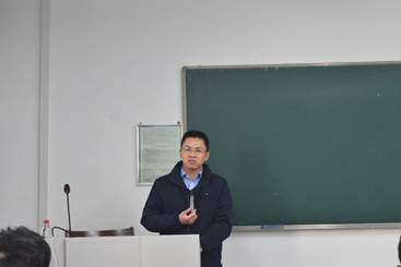 图片包含 人, 男人, 室内, 体育描述已自动生成
