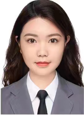 穿着西装笔挺的女子描述已自动生成