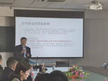 会议室里的人们描述已自动生成